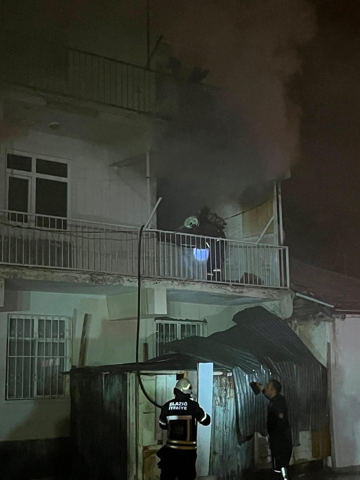 Elazığ’da 3 katlı binada çıkan yangın söndürüldü