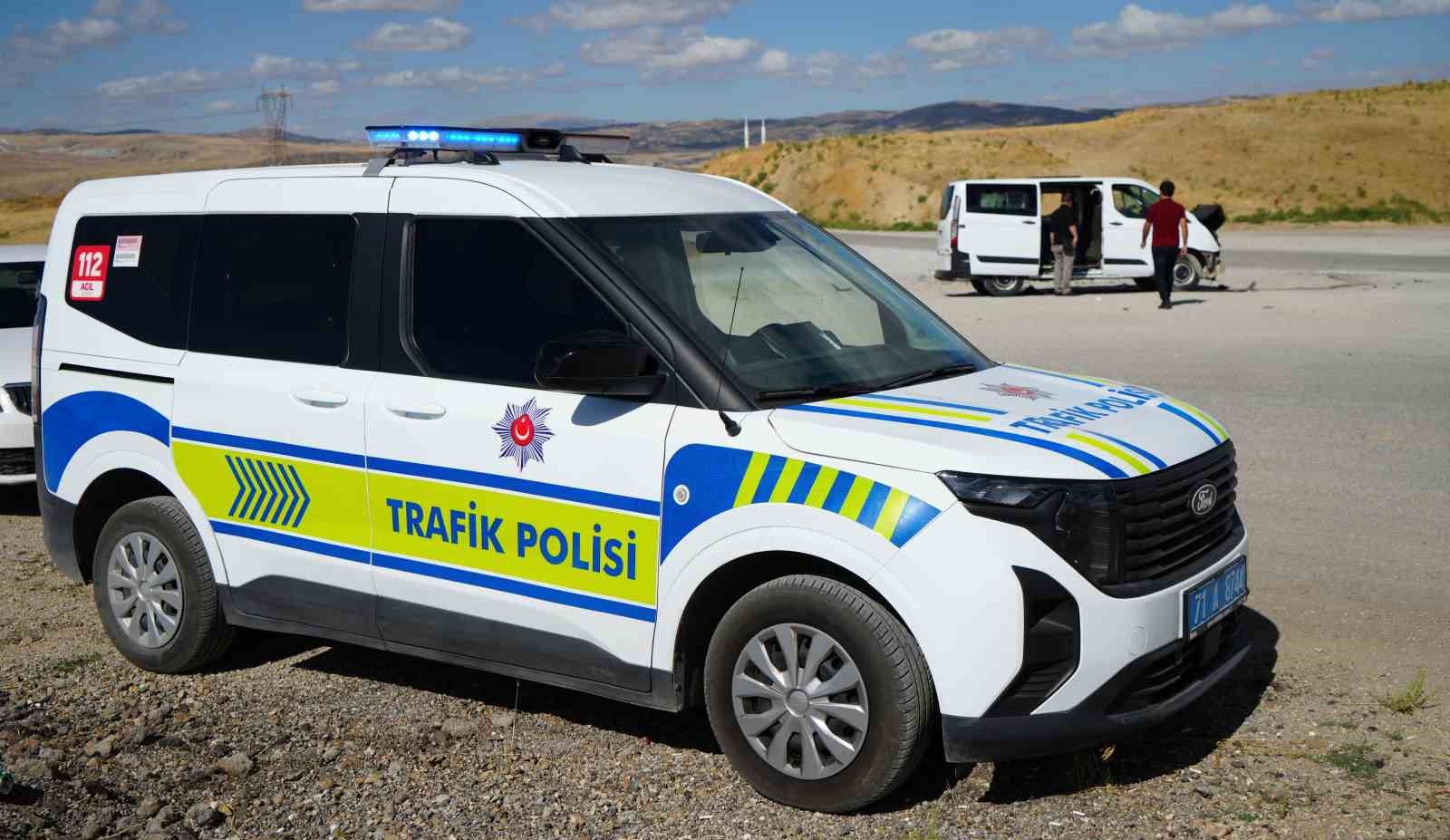Kırıkkale’de minibüs ile otomobil çarpıştı: 1’i ağır, 6 yaralı
