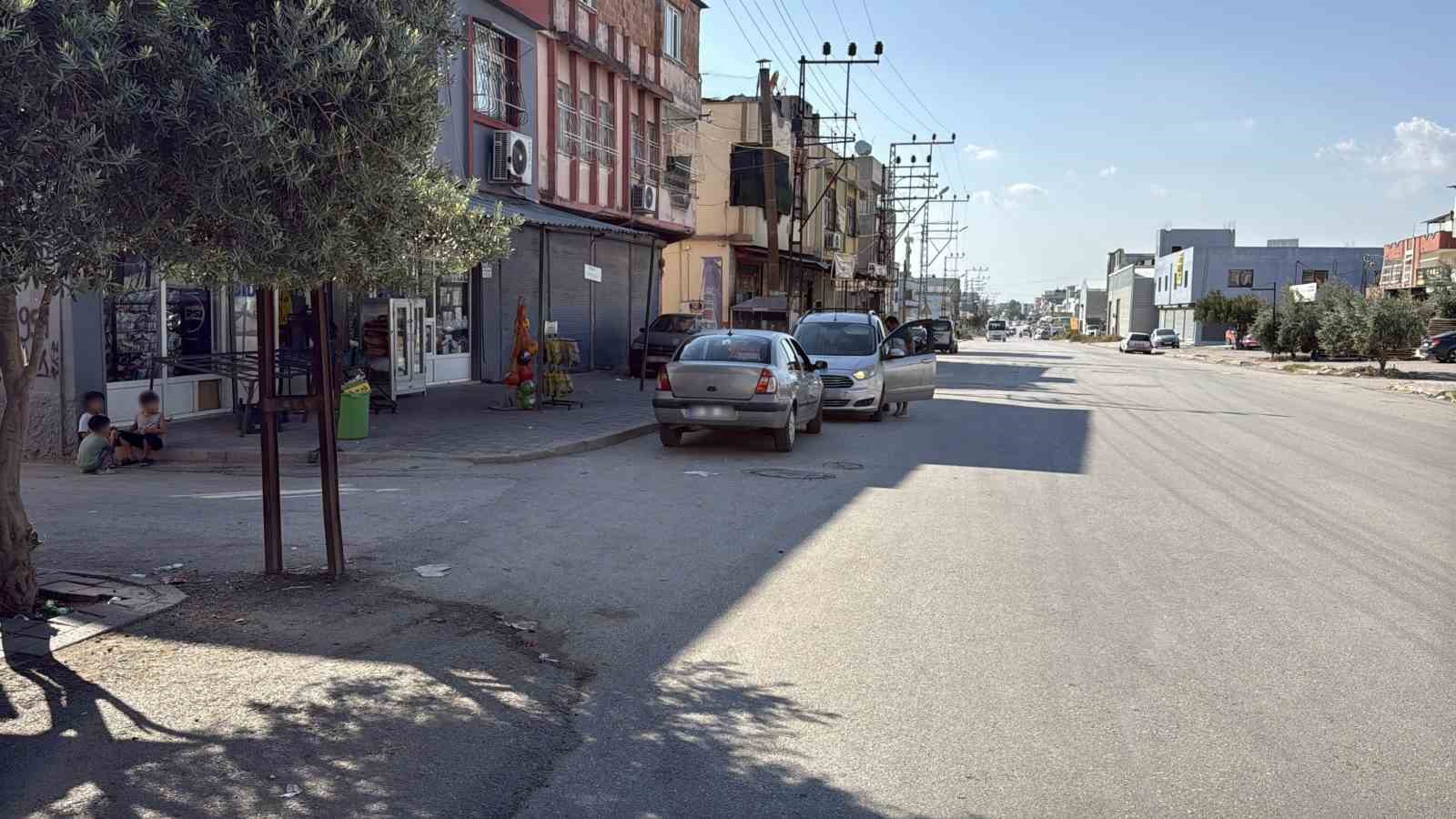 &Ccedil;ocuklarını okula g&ouml;t&uuml;ren anneye ehliyetsiz s&uuml;r&uuml;c&uuml; &ccedil;arptı: O anlar kamerada