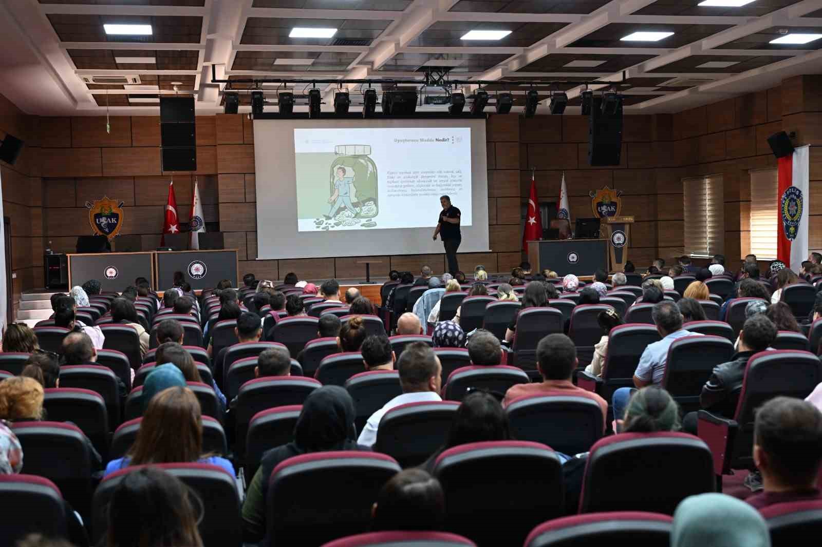 Uşak’ta okul bahçe görevlilerine güvenlik ve acil durum eğitimi verildi