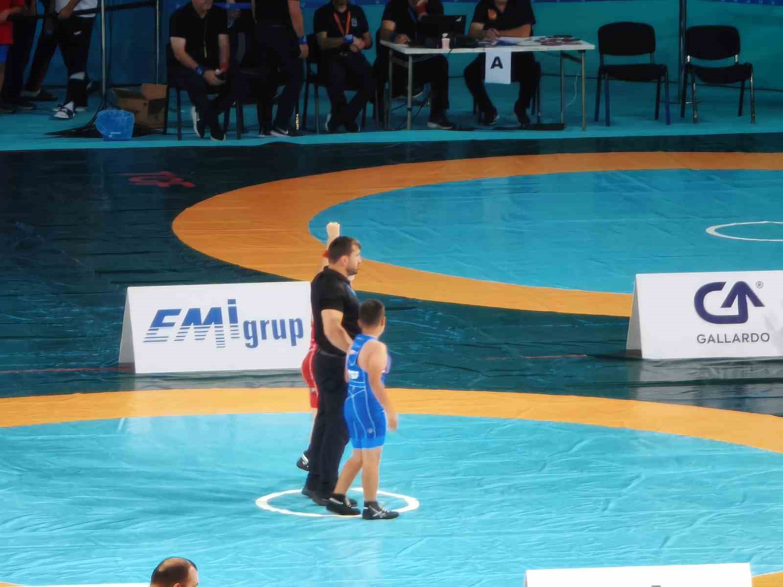 Türkiye Minikler Güreş Şampiyonası Ankara’da sürüyor