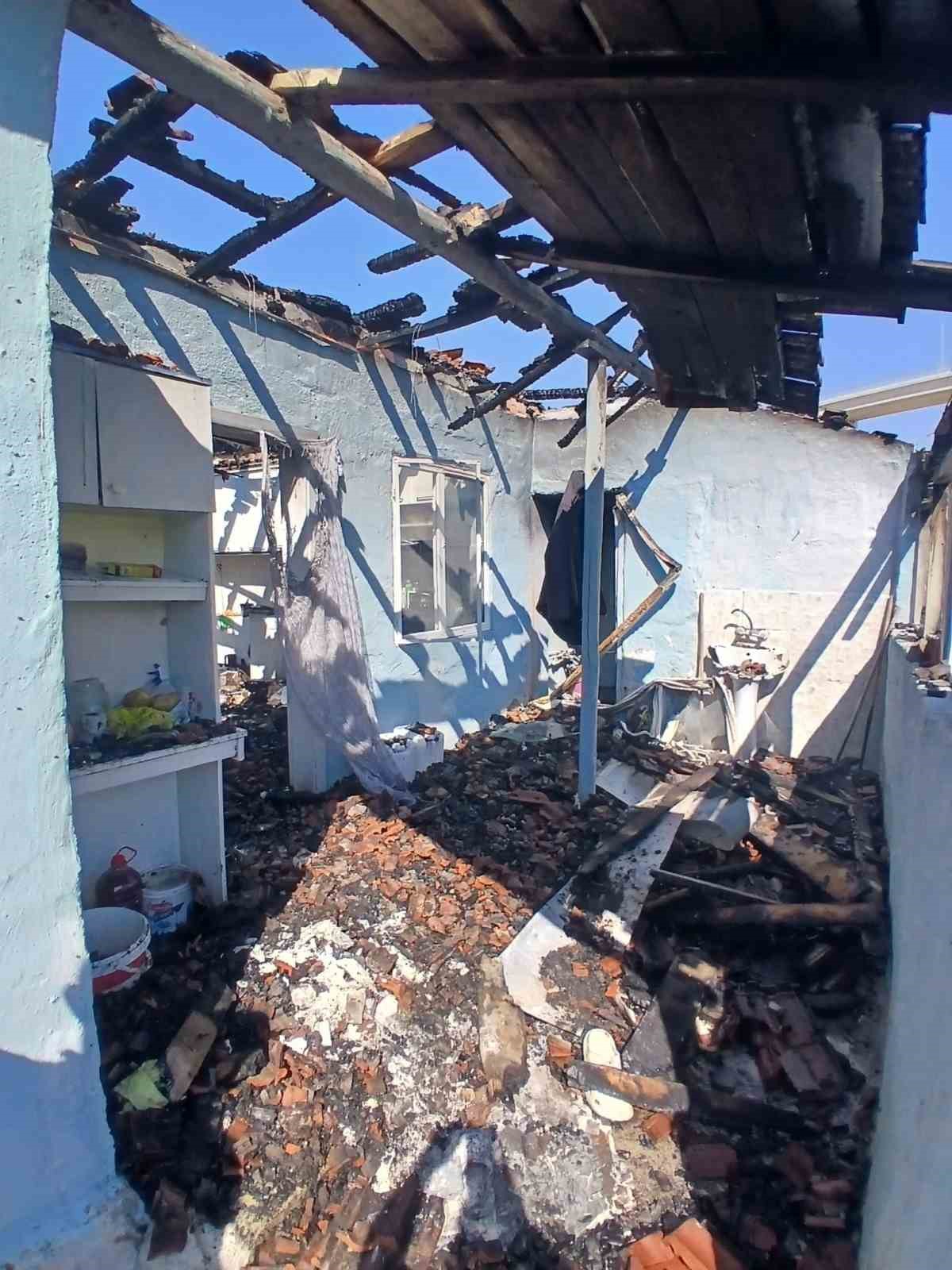 Eskişehir’de müstakil ev çıkan yangında küle döndü
