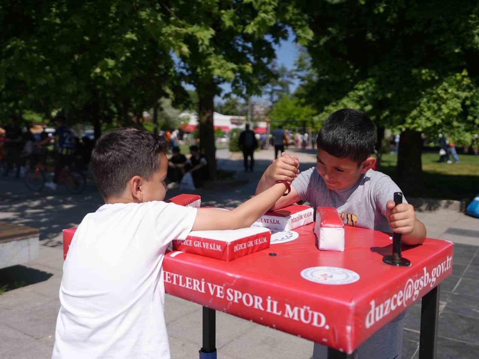 Gençler spor alanlarında kıyasıya rekabet etti