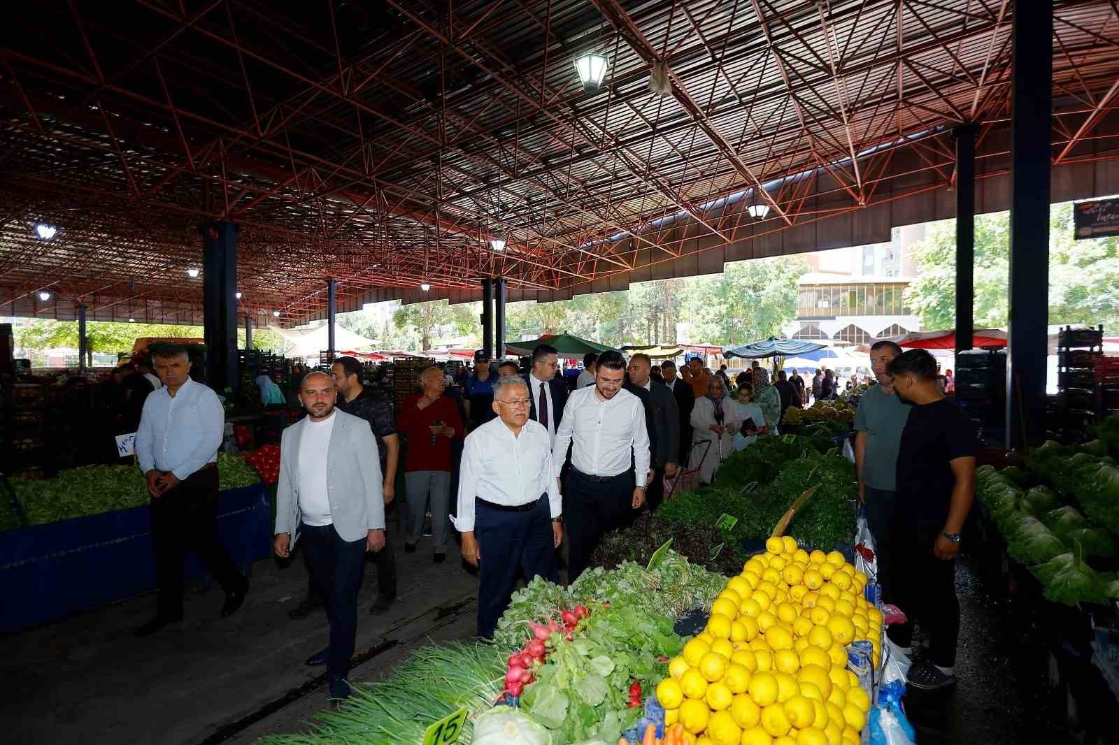 Başkan B&uuml;y&uuml;kkılı&ccedil;, H&uuml;rriyet Pazar Yeri&rsquo;nde esnaf ve vatandaşlarla buluştu