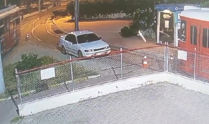 Seferleri durdurulan nostalji tramvayına yanıcı madde atıldı: O anlar kamerada