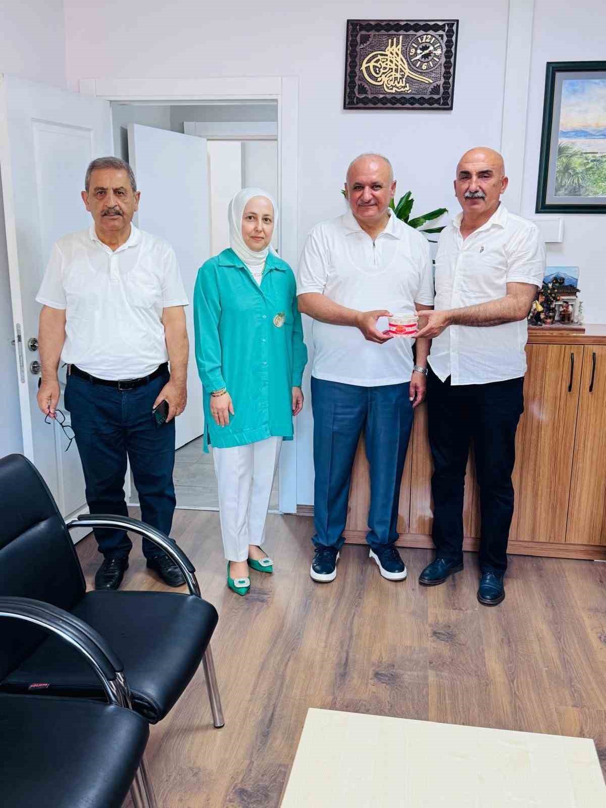 Eğitim Bir-Sen&rsquo;den Geleneksel aşure ikramı
