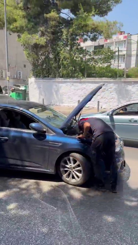 Kurtardığı kedi aracının motoruna girdi