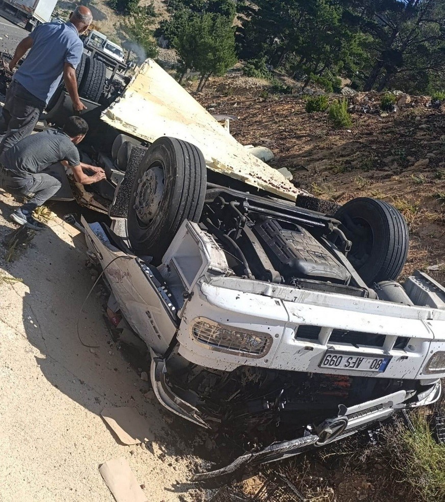 Devrilen kamyon hurdaya d&ouml;nd&uuml;, sıkışan s&uuml;r&uuml;c&uuml; kurtarıldı