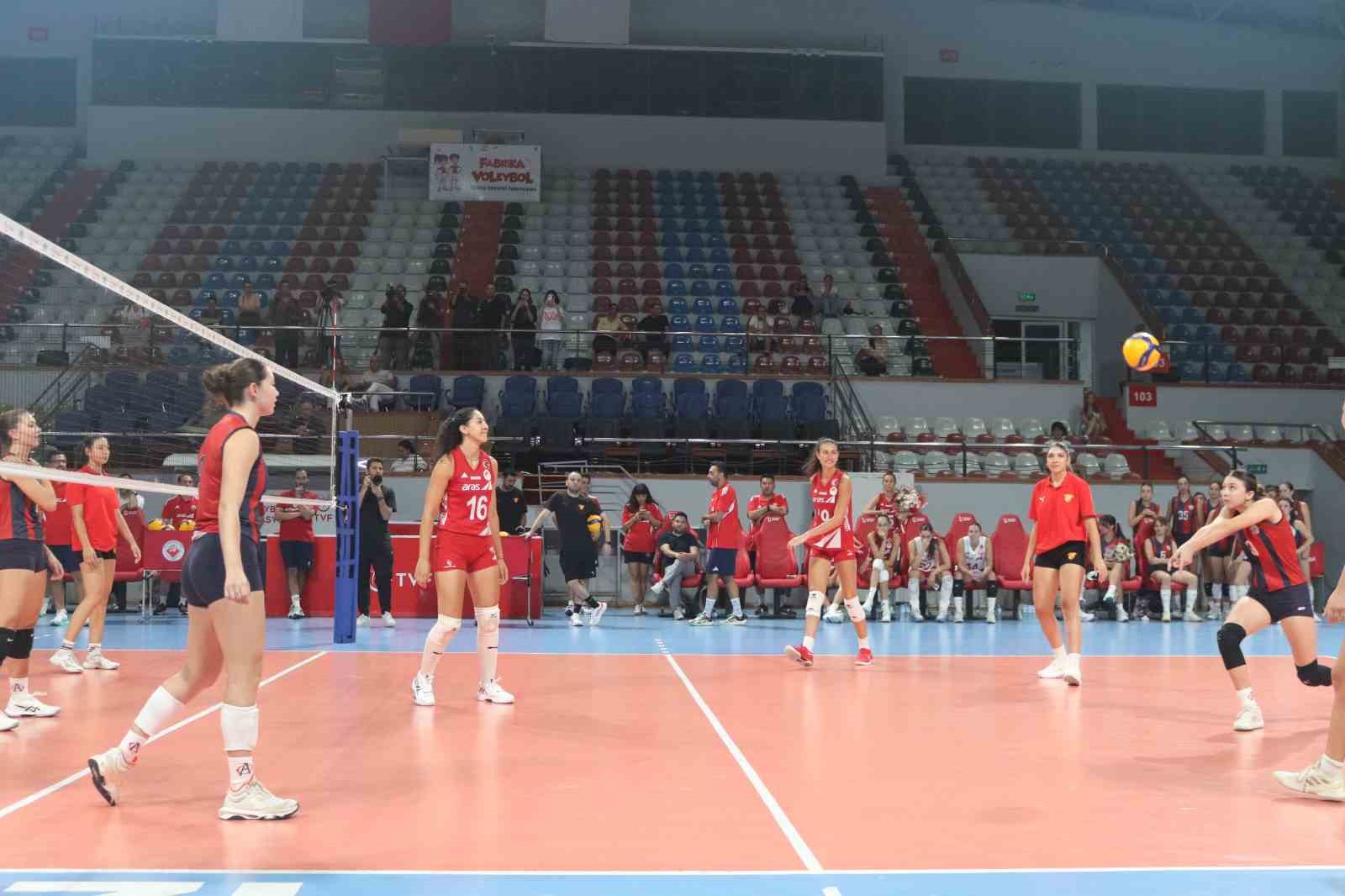 İzmir’in kurtuluşu voleybolda dostluk maçıyla kutlandı