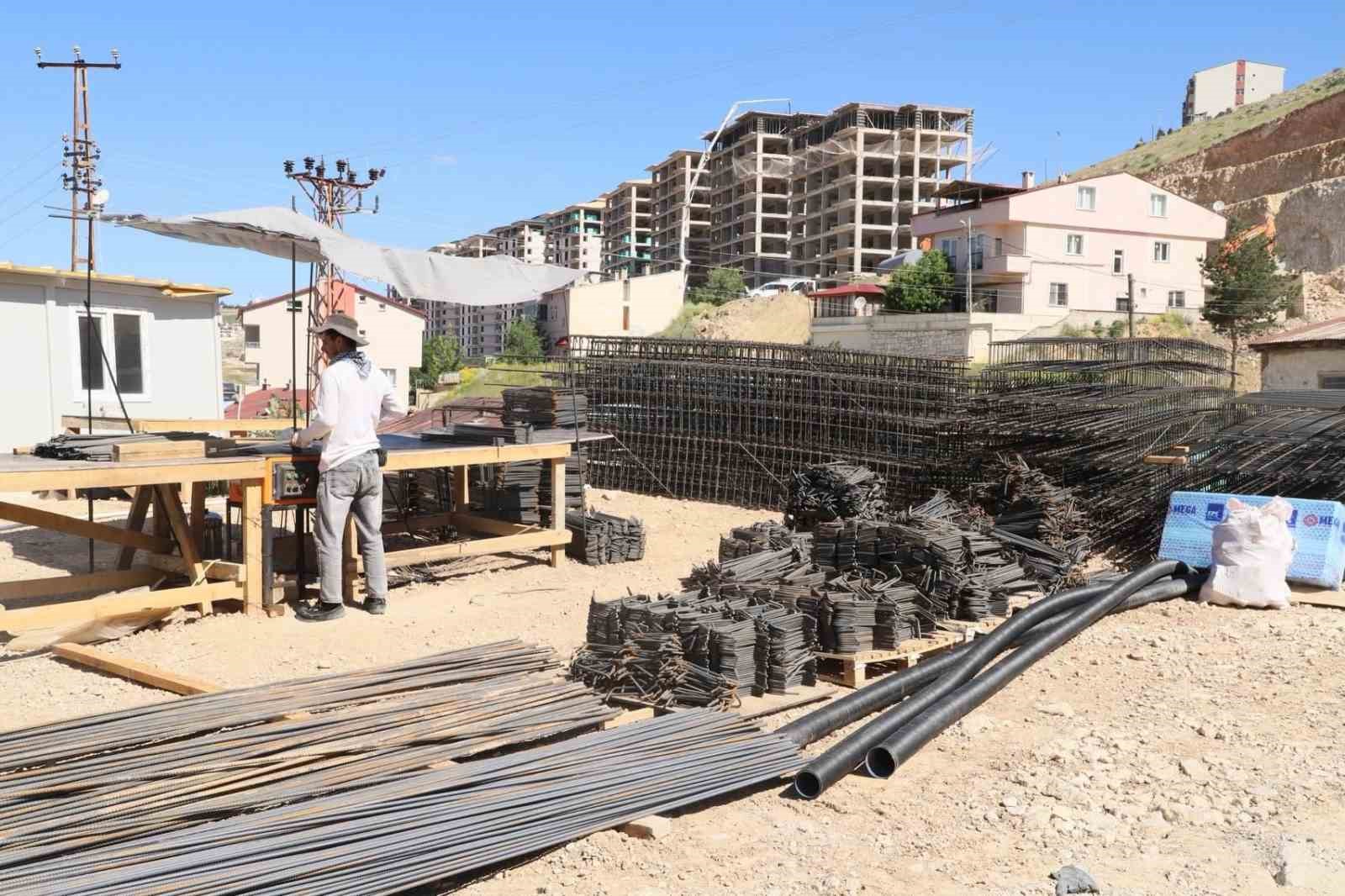 Bayburt&rsquo;ta yapımı devam eden okul inşaatlarında &ccedil;alışmalar s&uuml;r&uuml;yor