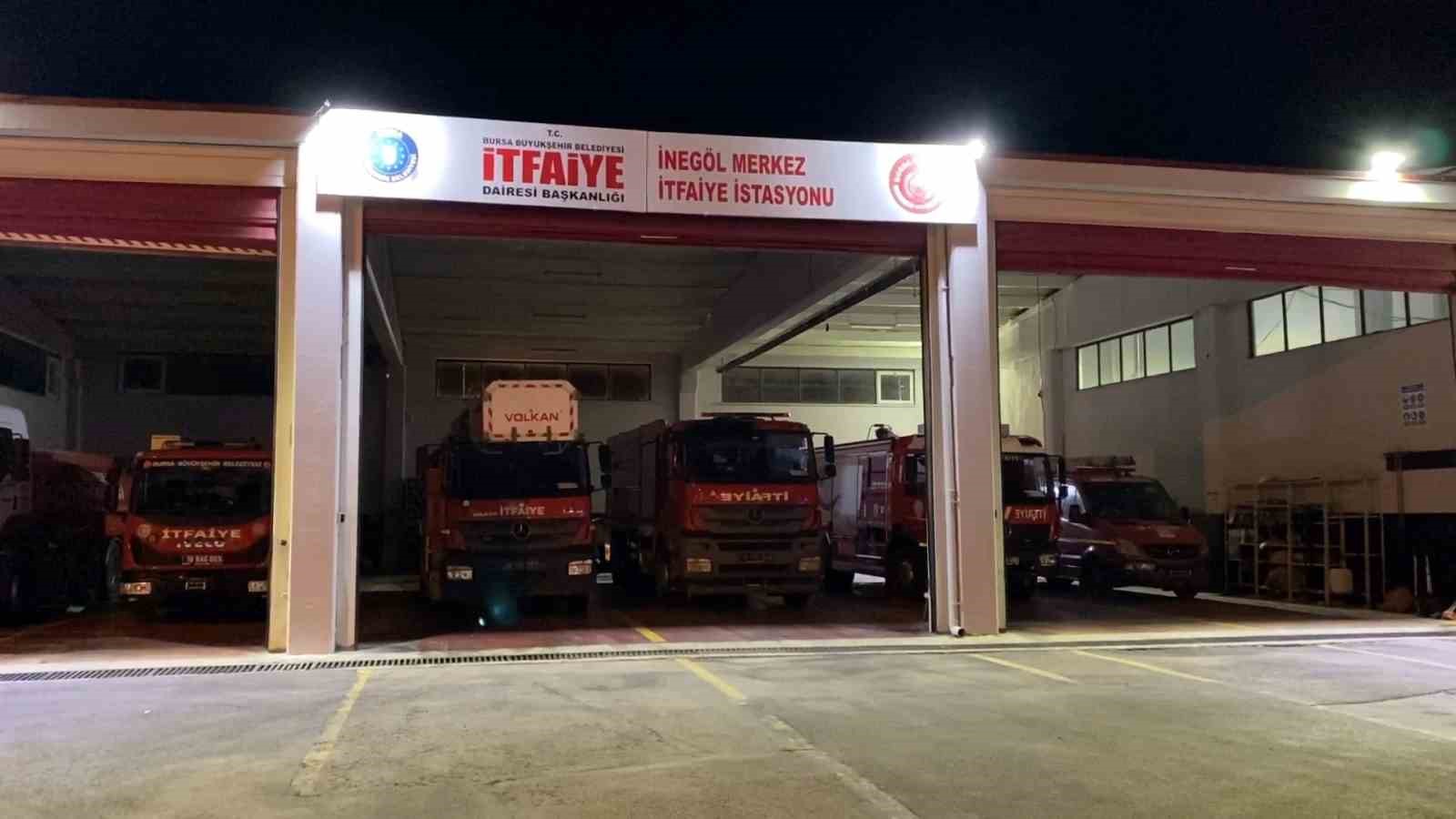 Aracının motorunda yılanı gören sürücü soluğu itfaiyede aldı