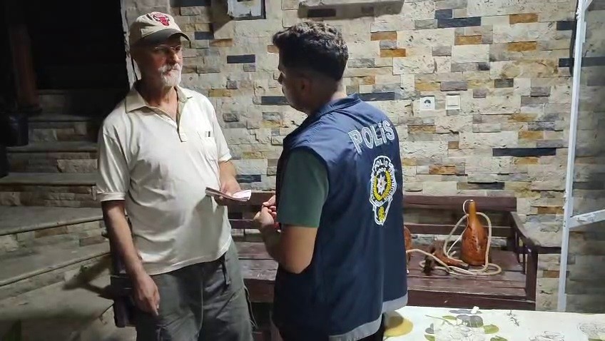Kaybettiği emekli maaşından umudu kesen vatandaşın parasını polis sahibine ulaştırdı