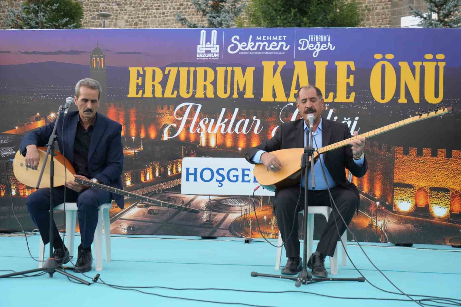 Aşıklar kale önünde buluştu