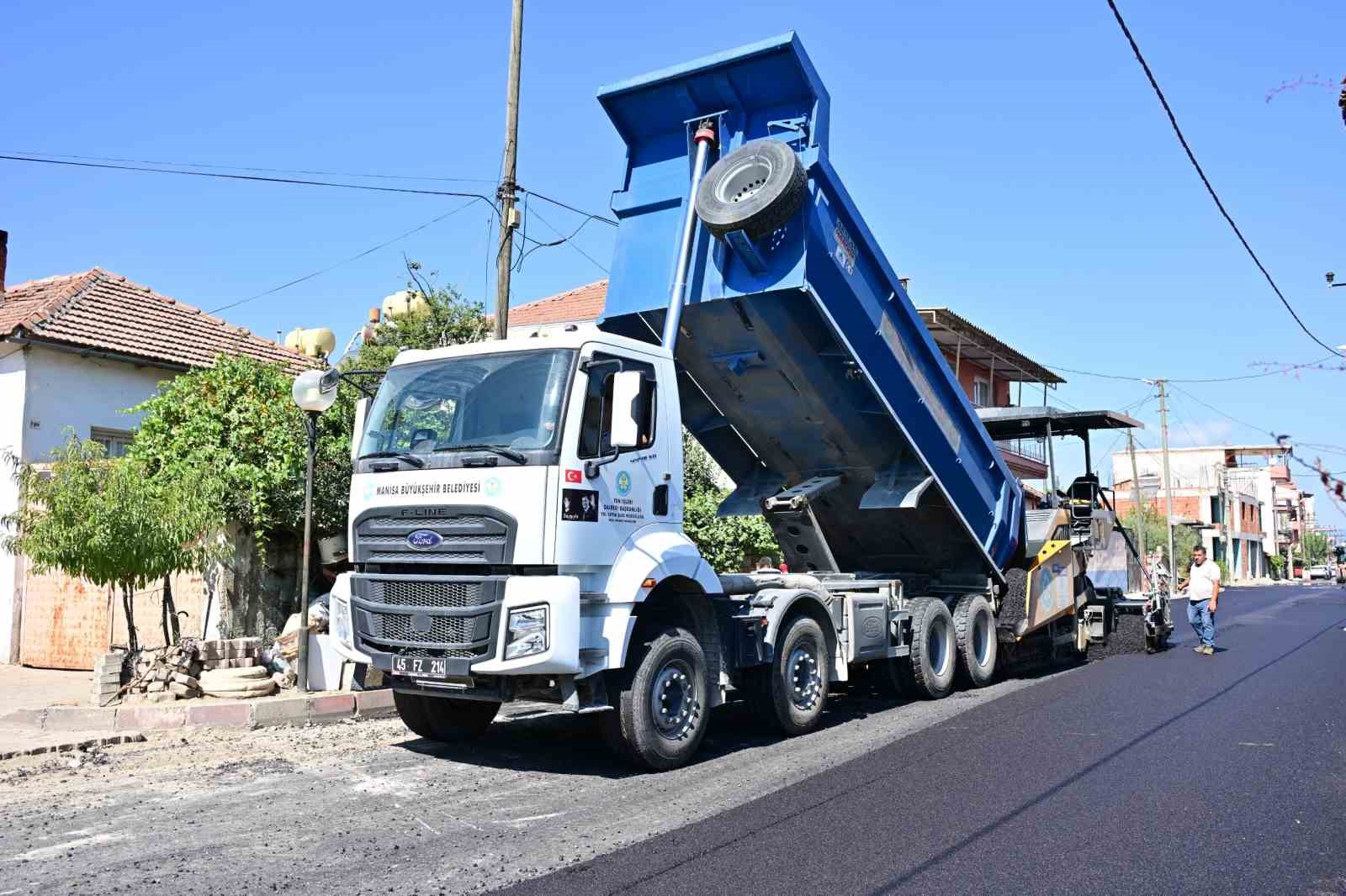 Ahmetli&rsquo;de yollar sıcak asfaltla buluşuyor