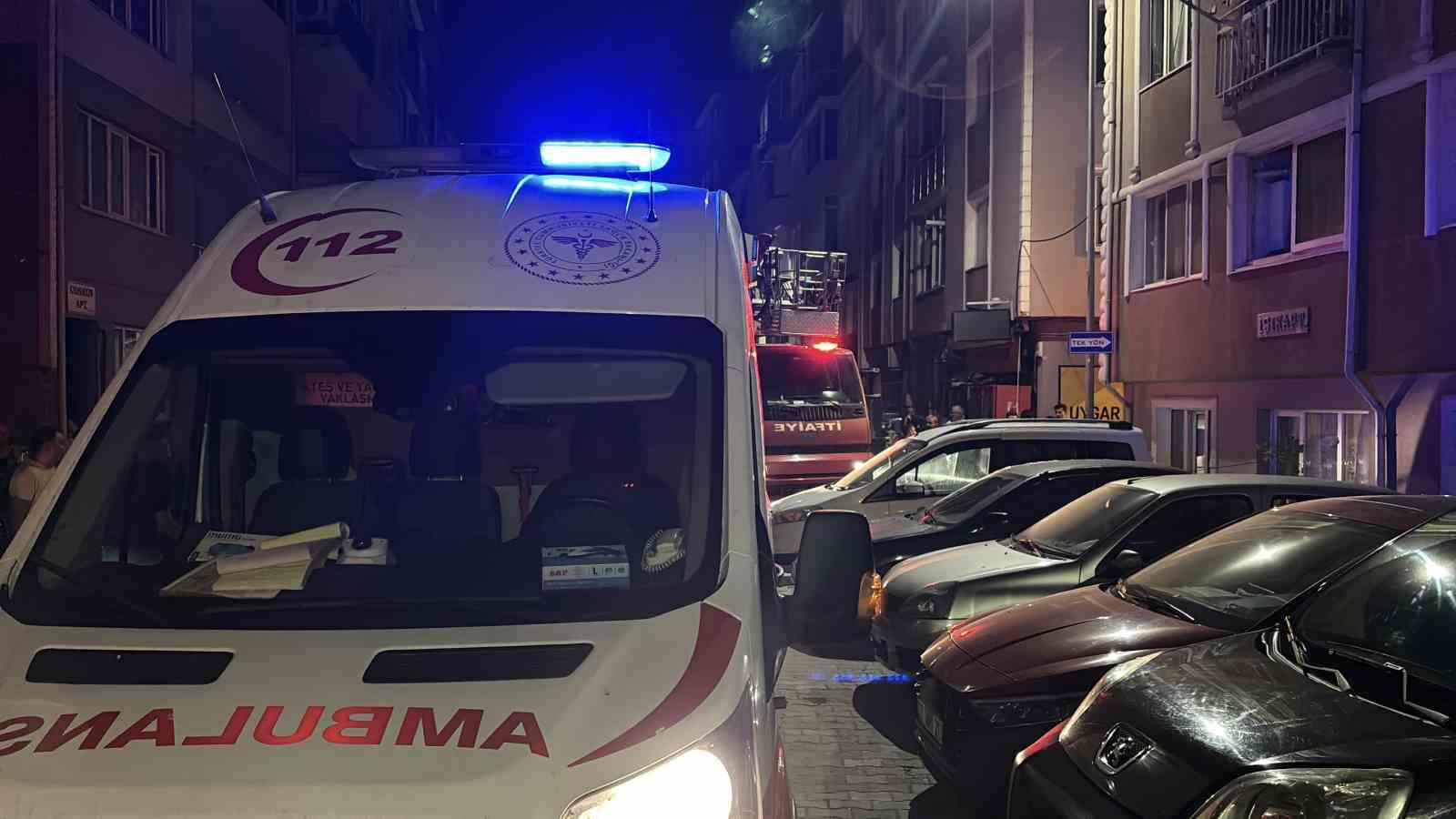 Çatıya çıkan şahıs, polisin bir saatlik ikna çalışmasıyla indirildi