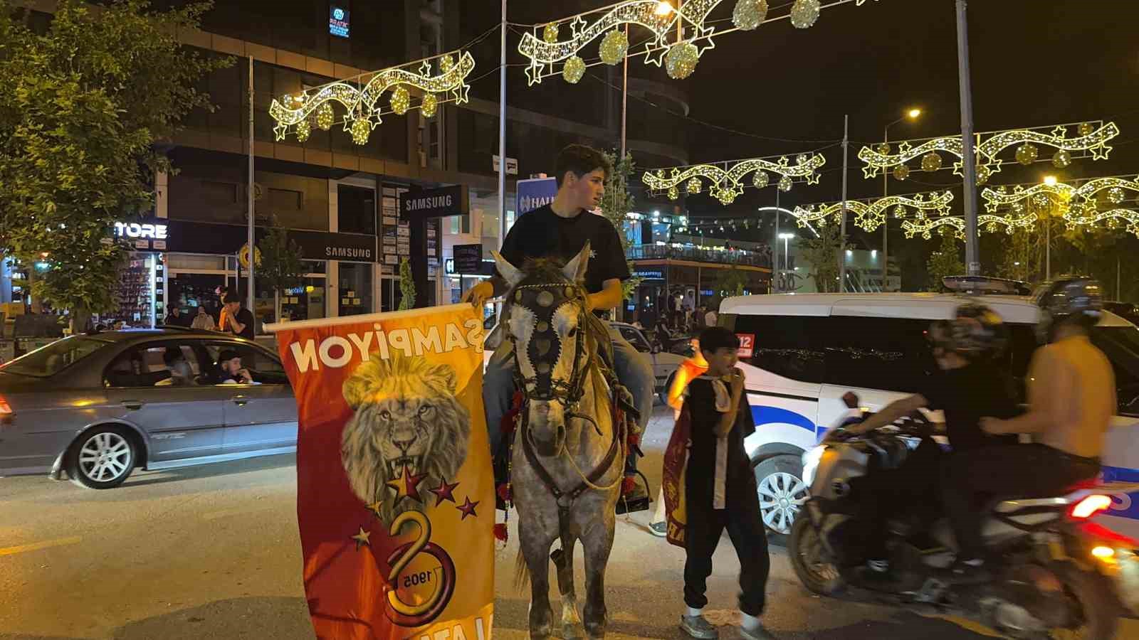 Osmaniye&rsquo;de şampiyonluk kutlamalarına atlı taraftar damga vurdu