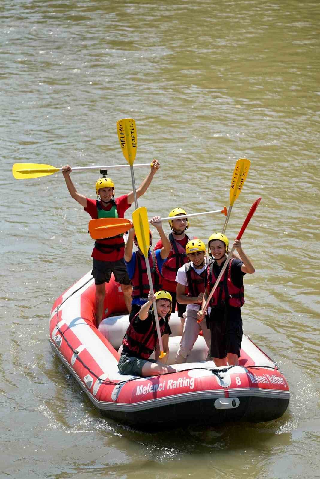 Düzce Belediyesi gençleri rafting ile buluşturdu