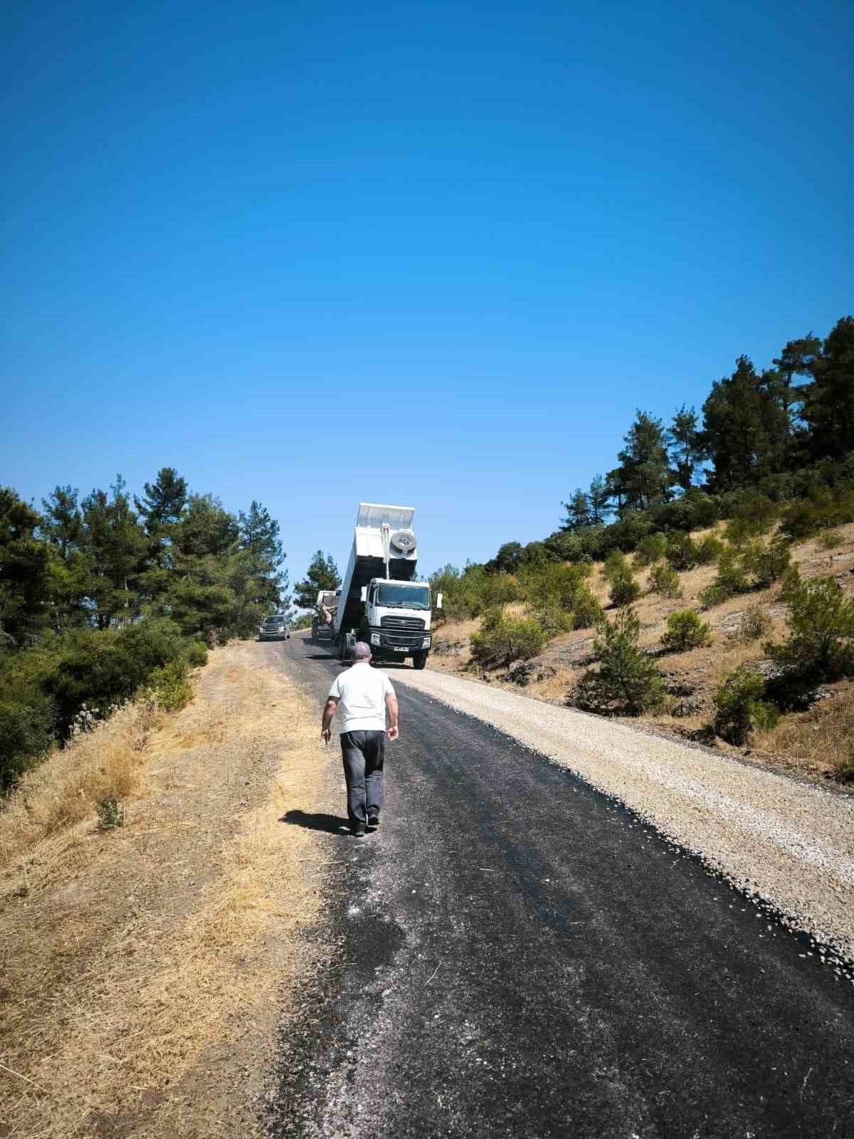 Lapseki’de köy yolları asfalt çalışmaları devam ediyor
