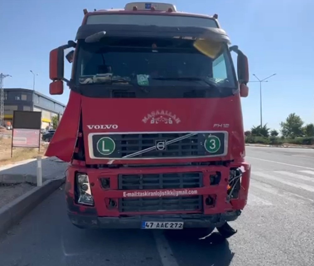 Elazığ&rsquo;da tırla otomobil &ccedil;arpıştı: 4 yaralı