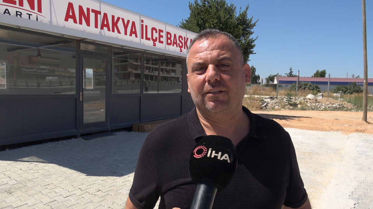 Yeni Parti’nin ilk tabelası Antakya’da konteyner binaya asıldı