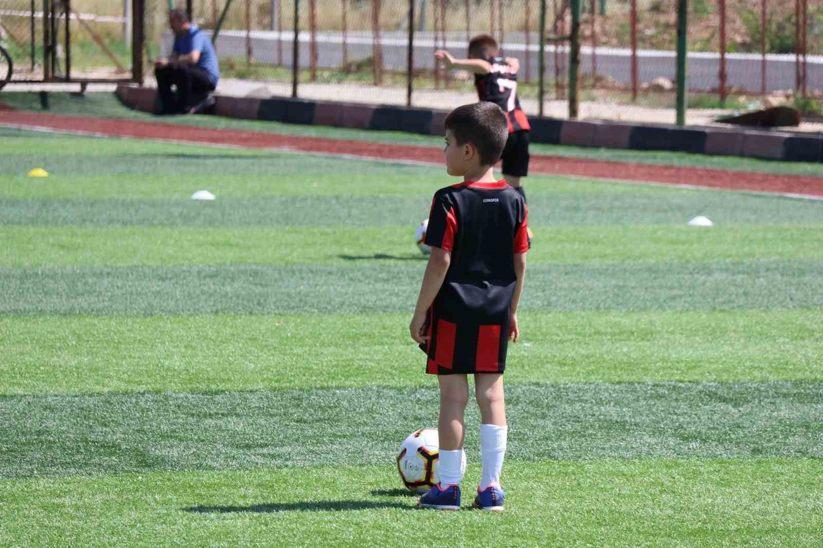 Uşak Belediyesi yaz spor okullarında eğlenceli aktiviteler s&uuml;r&uuml;yor