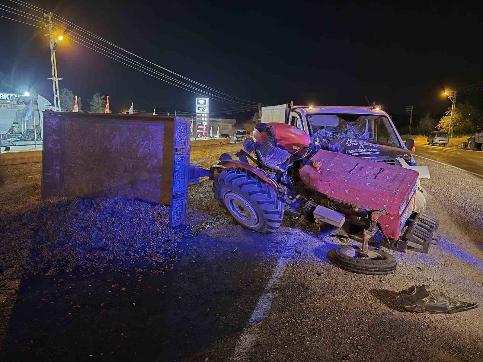 Gaziantep’te kamyonet ile traktör çarpıştı: 3 yaralı