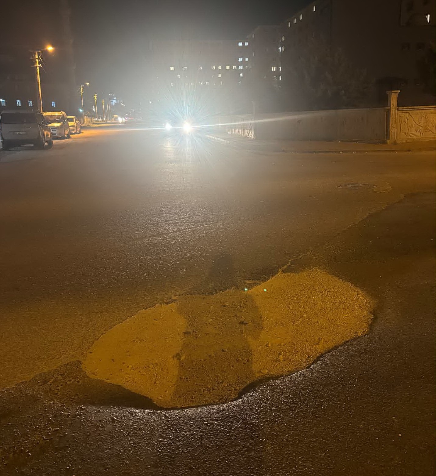 Yolun ortasındaki çukur kazaya davetiye çıkarıyor