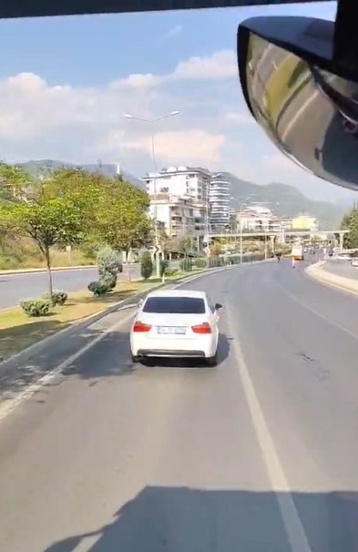 Alanya&rsquo;da itfaiyeye yol vermeyen s&uuml;r&uuml;c&uuml; cep telefonu kamerasında