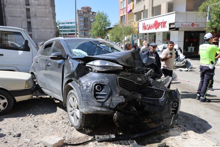 Freni patlayan kamyon, caddeyi böyle savaş alanına çevirdi: 10 araç zarar gördü, 5 yaralı