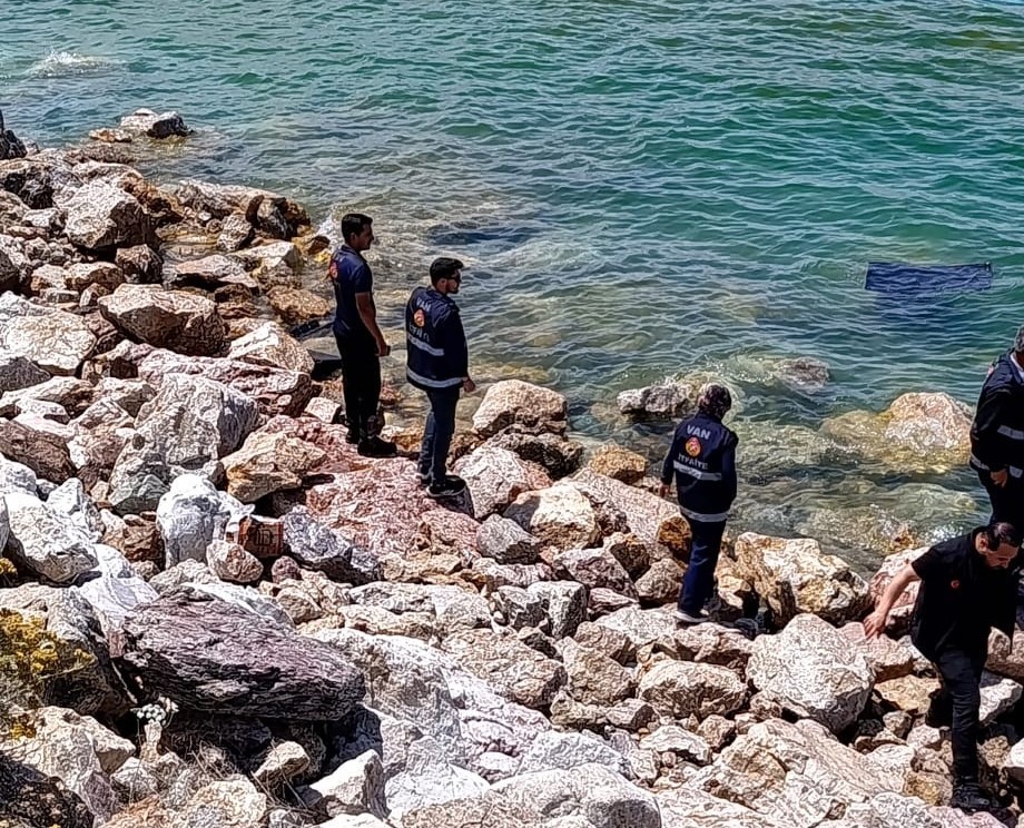 Otomobil Van G&ouml;l&uuml;&rsquo;ne u&ccedil;tu: S&uuml;r&uuml;c&uuml; yaralı kurtarıldı