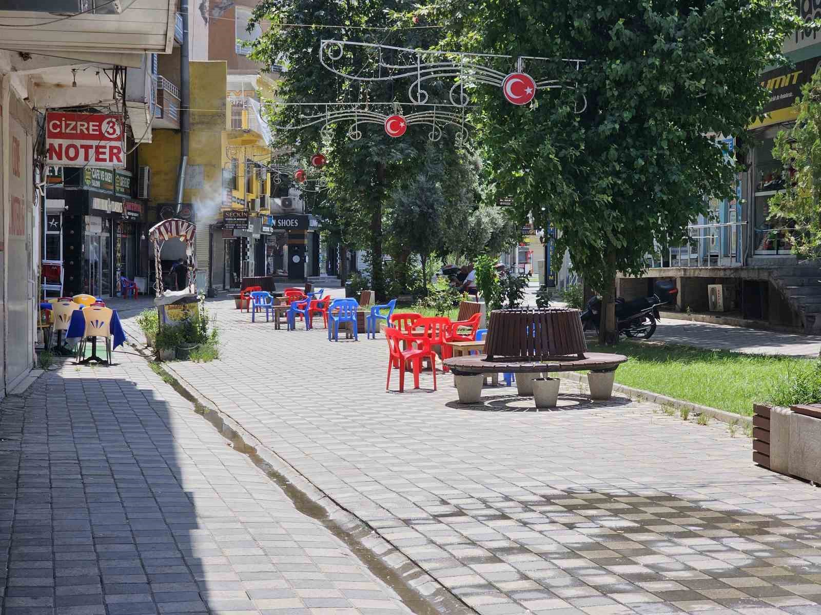 Cizre’de termometre 49 dereceyi gösterdi, caddeler boş kaldı