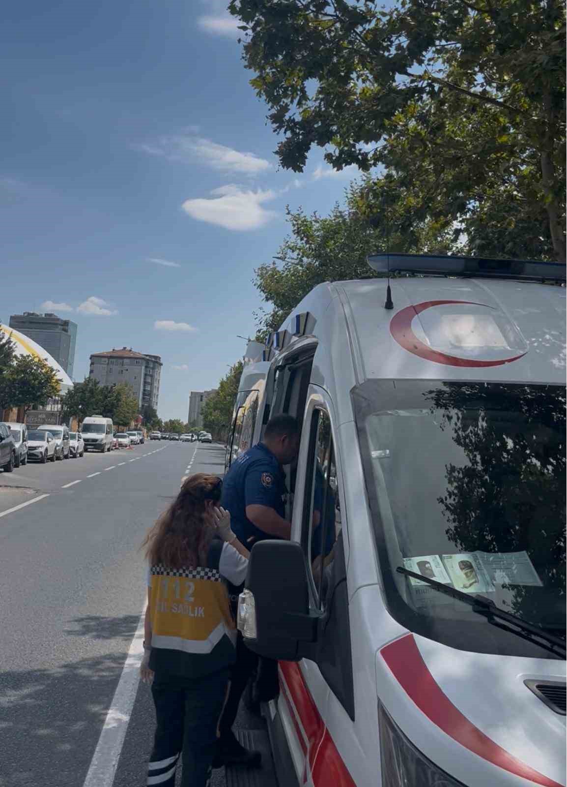 Yayalara yol veren polis aracına otomobil &ccedil;arptı: 1 polis yaralı