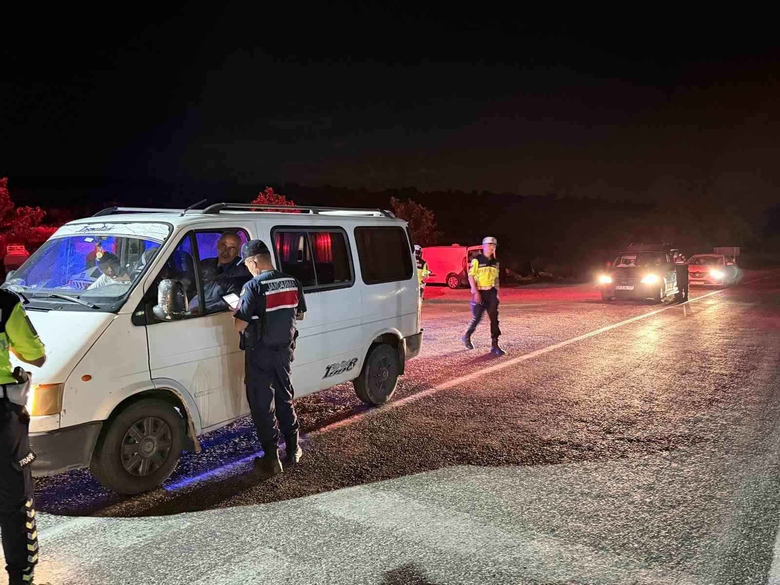 Jandarmadan huzur-g&uuml;ven uygulaması: 176 aranan şahıs yakalandı