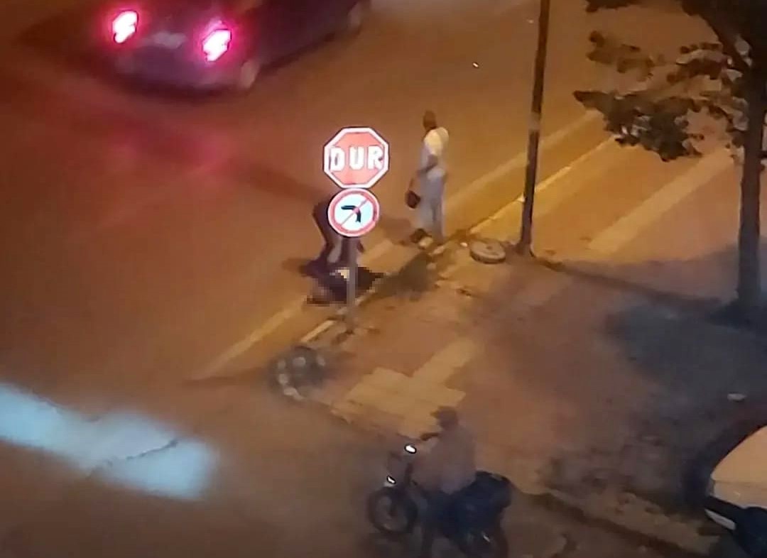 Yolun karşısına ge&ccedil;meye &ccedil;alışan kadını hayattan koparan kaza kamerada