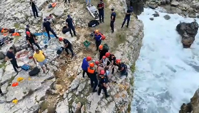 Kayalıklarda halatlı kurtarma