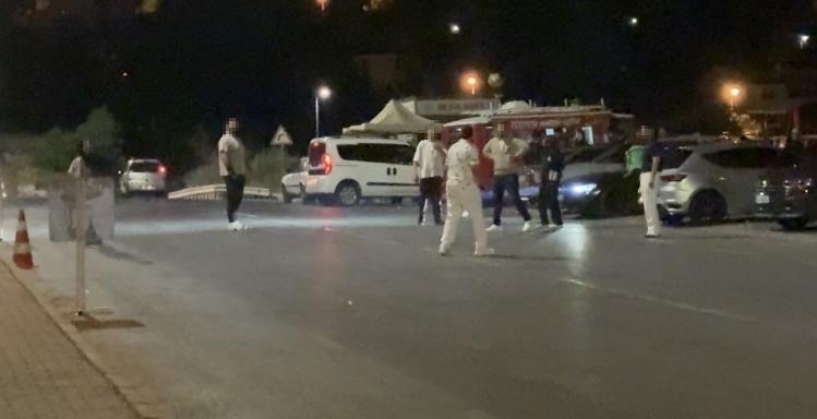 Rahatlıkları pes dedirtti: İşlek caddede top oynadılar