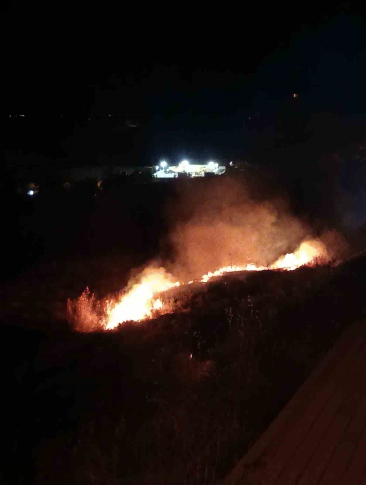 Baraj yolunda korkutan anız yangını