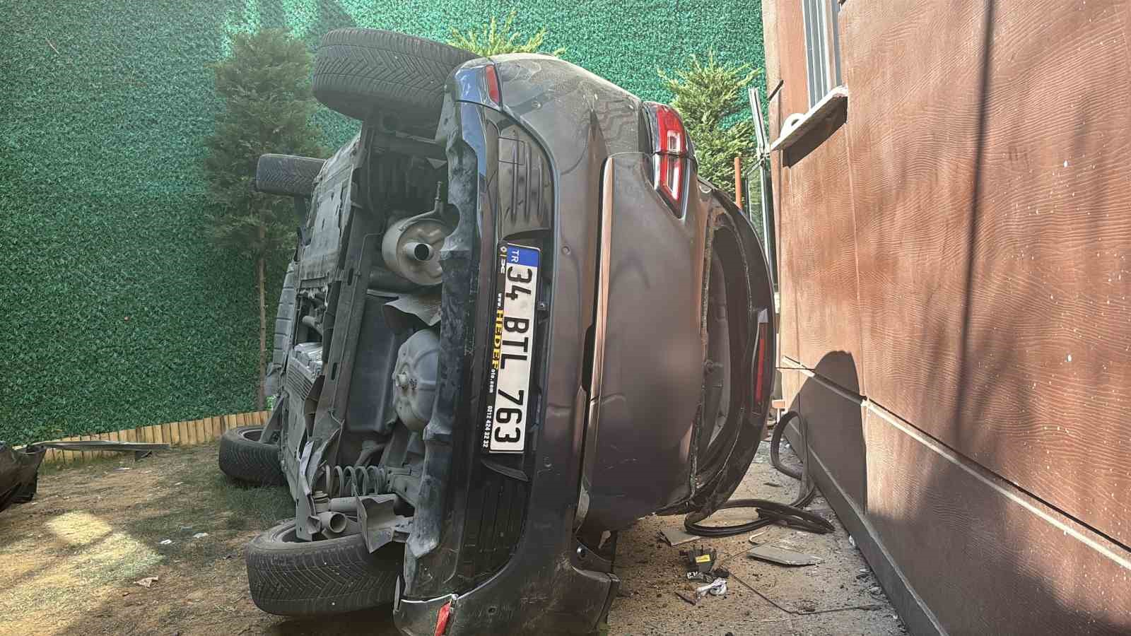 Ey&uuml;psultan&rsquo;da otomobil bah&ccedil;eye u&ccedil;tu, g&uuml;n ağarınca ortalığın savaş alanına d&ouml;nd&uuml;ğ&uuml; g&ouml;r&uuml;ld&uuml;