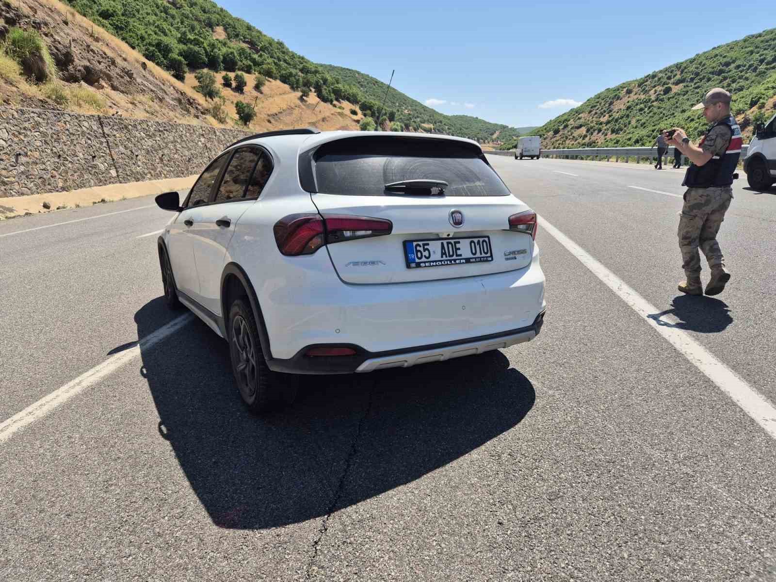 Bingöl’de otomobil bariyerlere çarptı: 4 yaralı