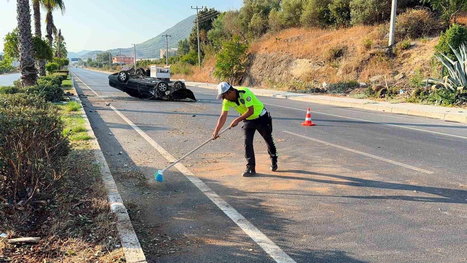 Takla atan otomobil palmiye ağacına çarptı: 1 yaralı