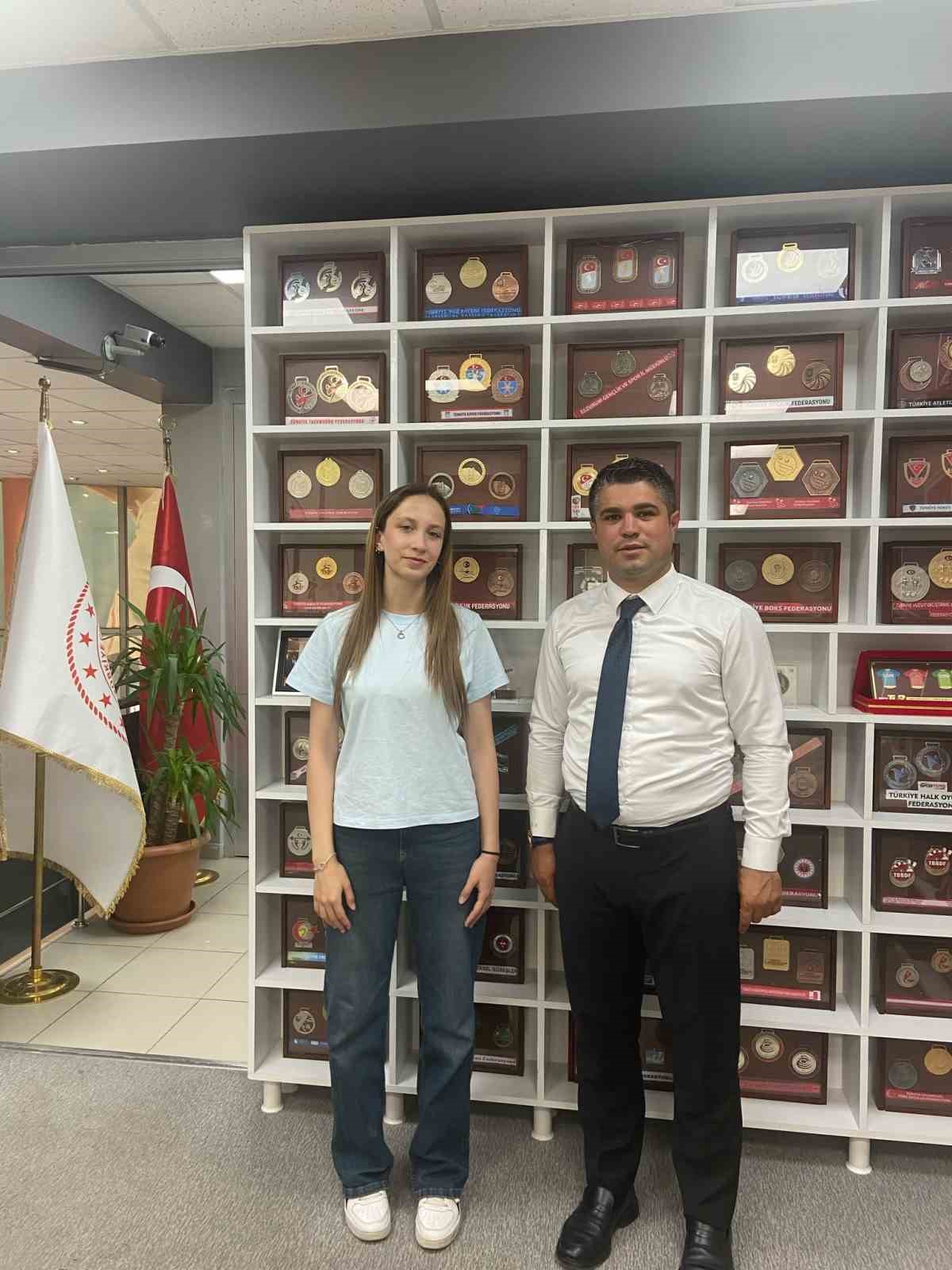 Oltulu taekwondocu Semanur Duran’dan büyük başarı: 18 yaşında ikinci DAN derecesi