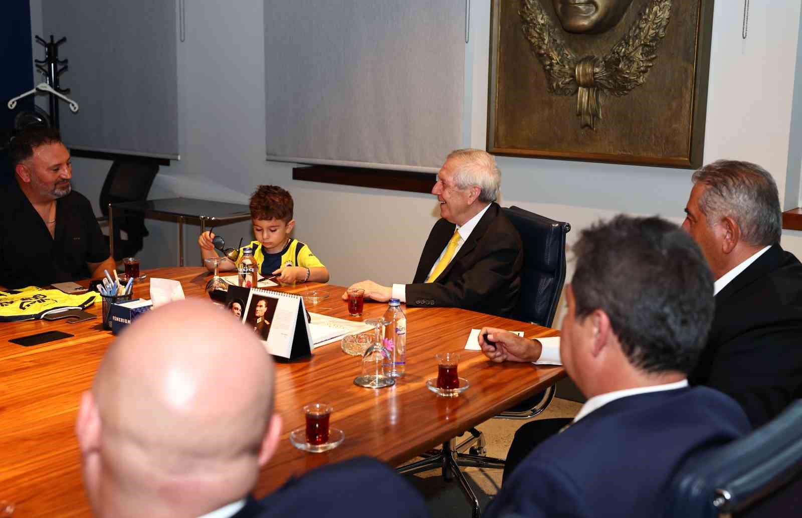 Minik taraftar Göktuğ, Başkan Aziz Yıldırım ve yöneticilerle buluştu