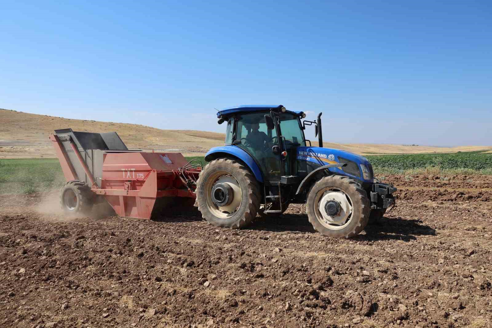 Mardin Büyükşehir Belediyesinden çiftçiye ücretsiz taş toplama makinesi desteği