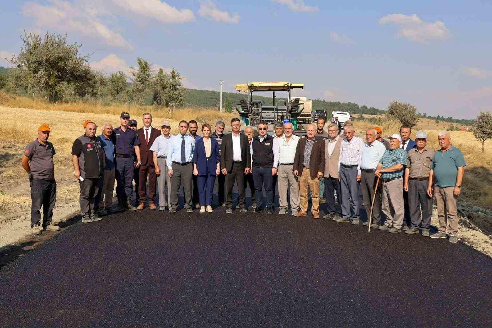 Bilecik’te Göynücek-Düzağaç-Dombayçayır Grup Köy Yolu’na sıcak asfalt atıldı