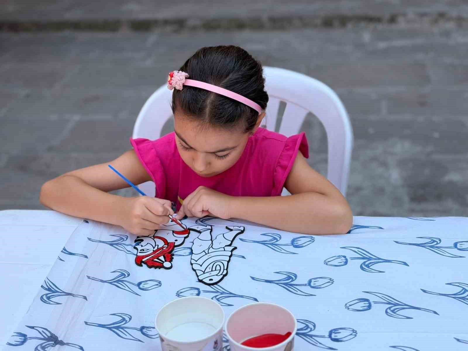 Şehzadeler&rsquo;de Hacivat ve Karag&ouml;z&rsquo;e "Milli Takım" dokunuşu