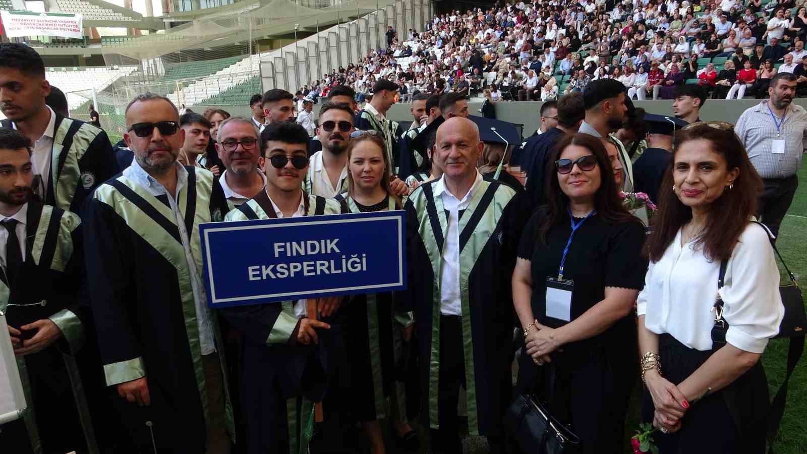 Giresun Üniversitesi’nin en dikkat çeken mezunları oldular: Biri 40 yıllık gazeteci, diğeri 5 çocuk babası fındık üreticisi