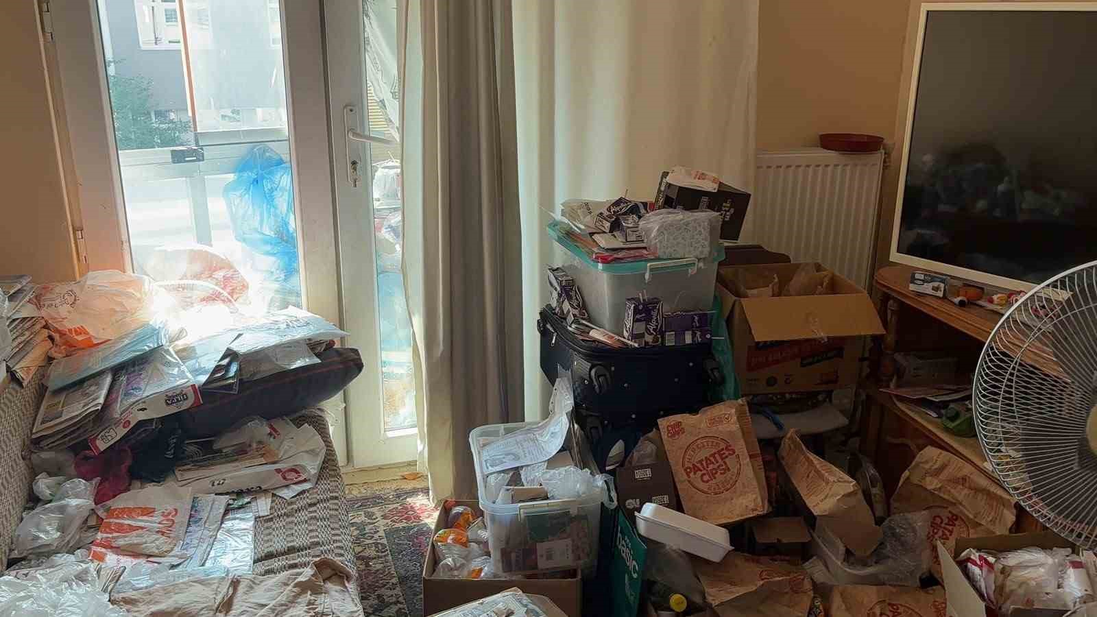 Kütahya’da emekli profesörün iki dairesinden tonlarca eşya ve çöp çıktı