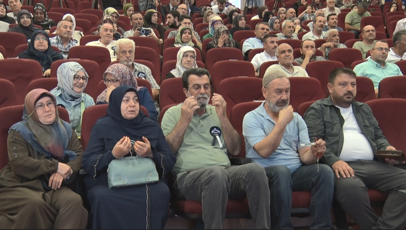 Hac kurasında ismi çıkan hacı adayları sevinçten gözyaşlarını tutamadı