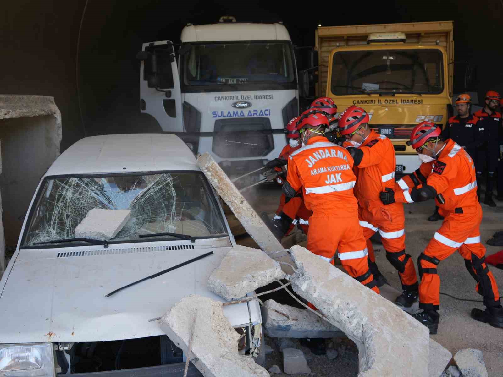 Ilgaz 15 Temmuz İstiklal T&uuml;neli&rsquo;nde ger&ccedil;eği aratmayan deprem, g&ouml;&ccedil;&uuml;k ve trafik kazası tatbikatı