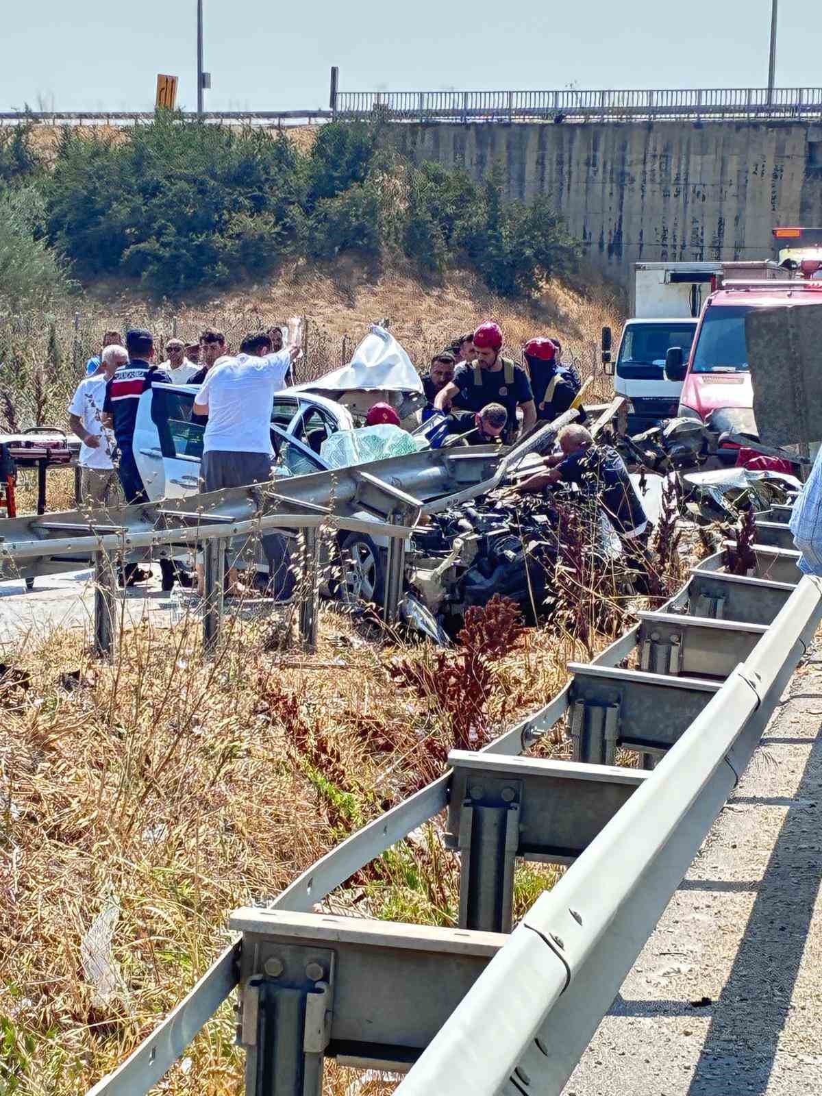 Direksiyon hakimiyetini kaybeden otomobil bariyere girdi